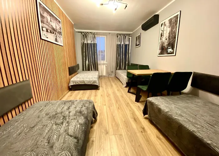 ホテル Pokoj Z Prywatna Lazienka W 2-pokojowym Mieszkaniu Komuny Paryskiej ヴロツワフ