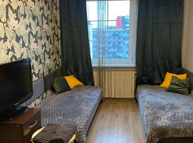 ホテル Pokoj Z Prywatna Lazienka W 2-pokojowym Mieszkaniu Komuny Paryskiej ヴロツワフ